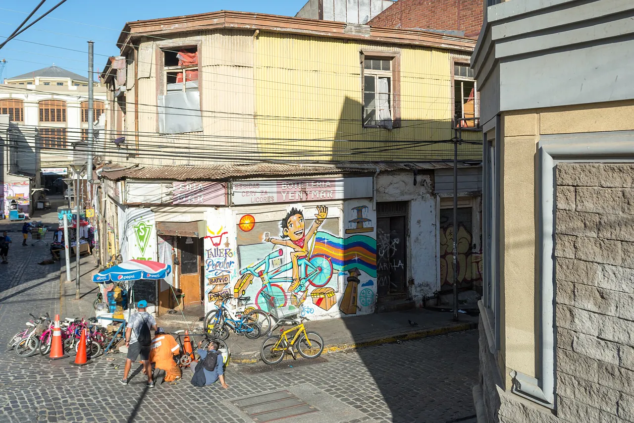 Taller mecánico en el Barrio Puerto de Valparaíso