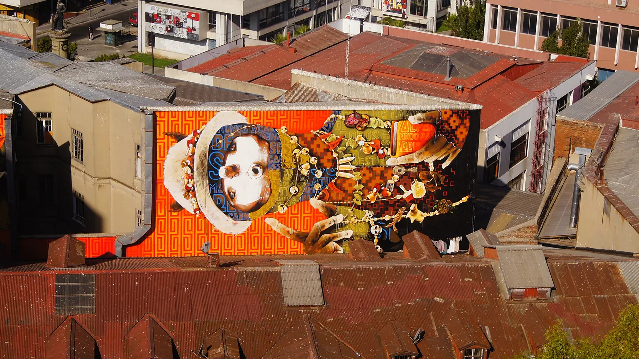 Mural de Ekeko visto desde el cerro Concepción de Valparaíso