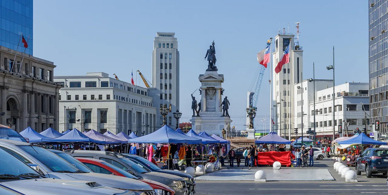 Plaza Sotomayor y Monumento a los Héroes de Iquique en Valparaíso