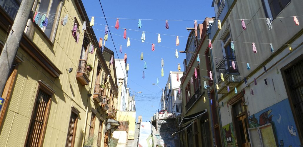 Pasaje patrimonial de Valparaíso con fachadas de barrio