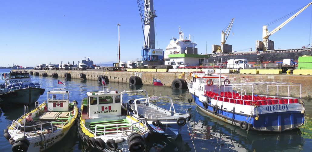 Embarcaciones en el puerto de Valparaíso