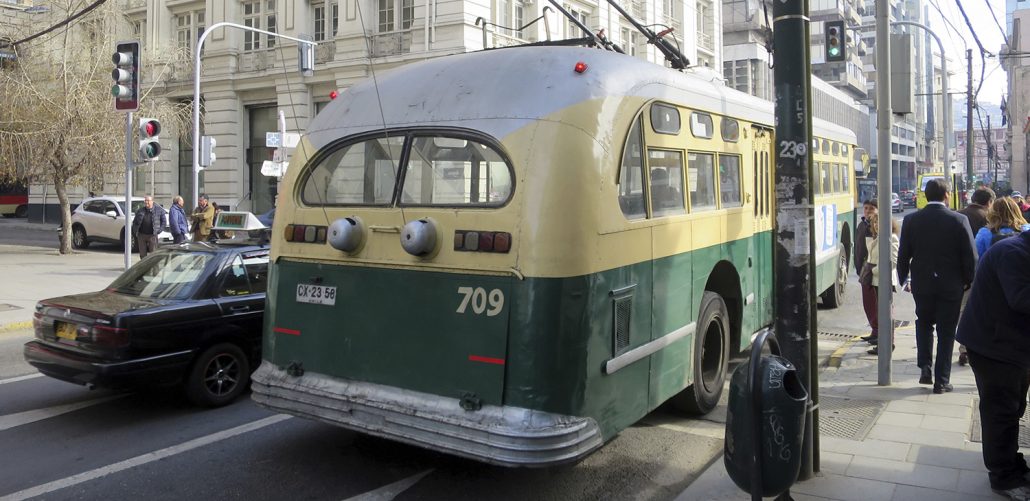 Trolley patrimonial circulando por el centro de Valparaíso